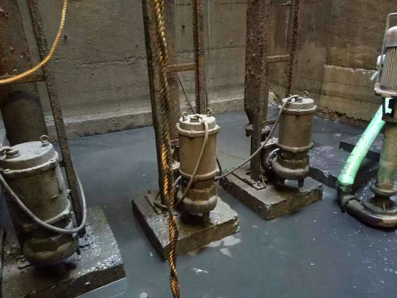 榕江污水池清理