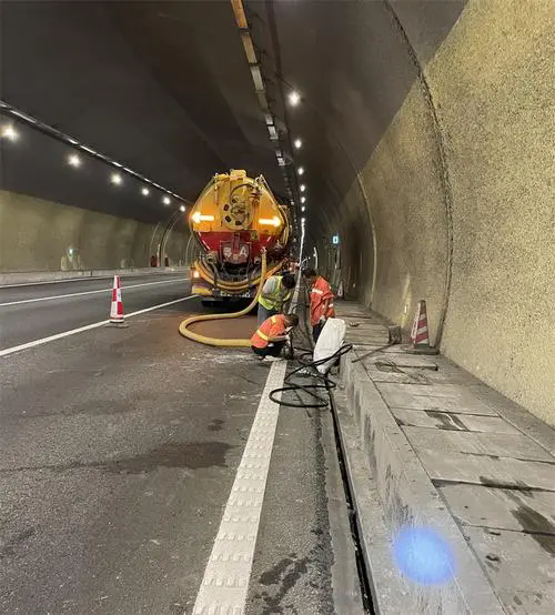 榕江隧道排水渠清淤